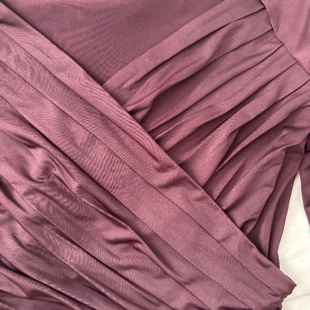 Express Body Contour Ruched Top - Picture 2 of 3